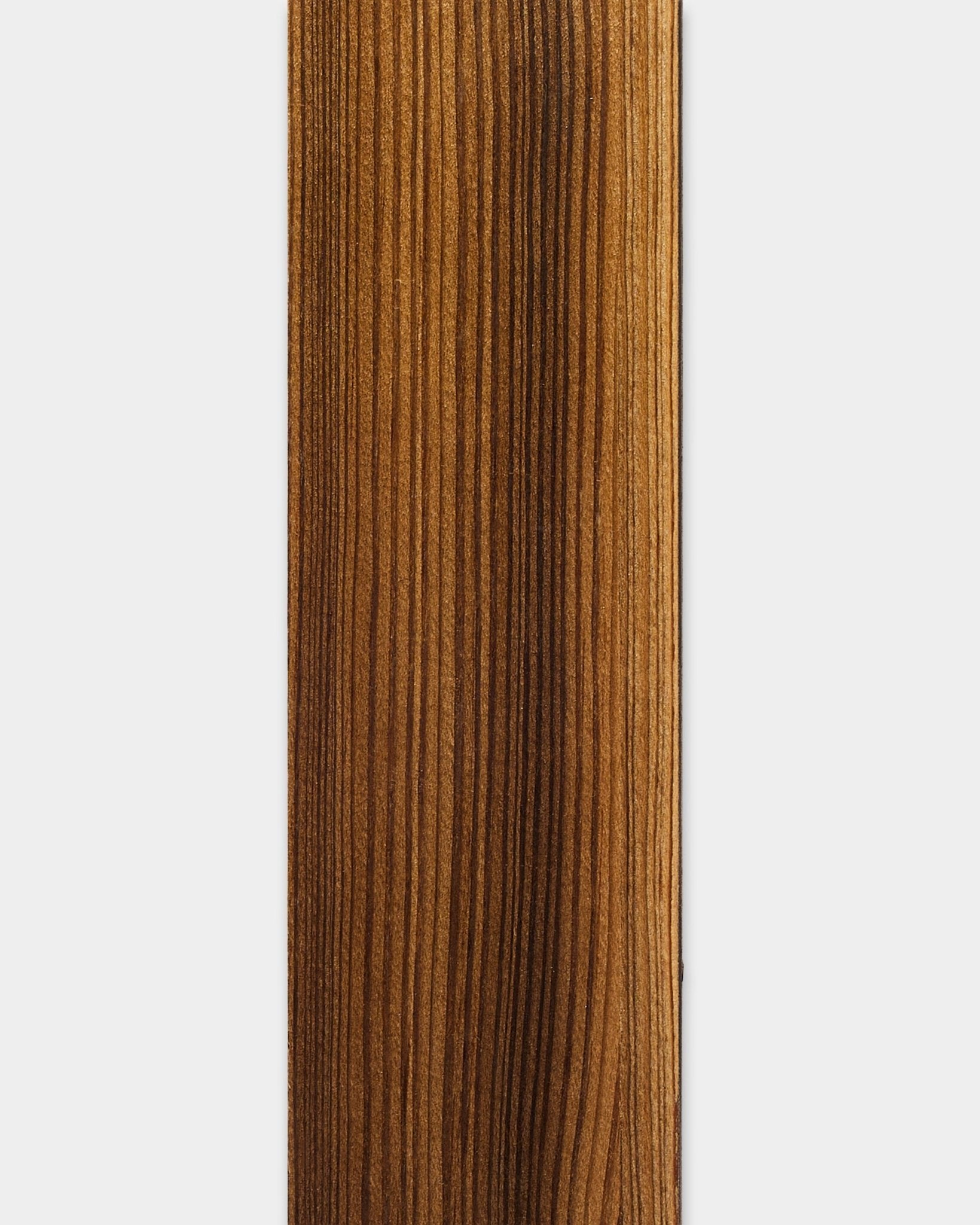 Lamella Rustic Smoked Larch, 240 cm de WoodUpp: una lama de madera oscura y lisa diseñada para paneles acústicos Akupanel o como lama de recambio para panel.